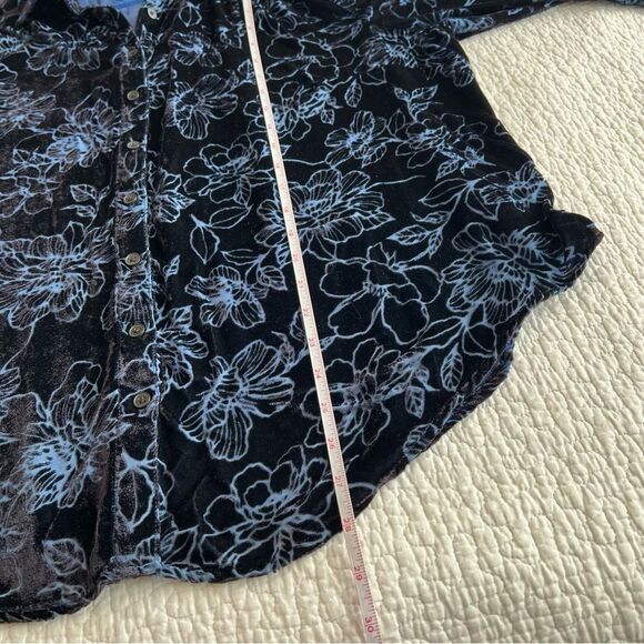 ✨ Torrid Black Blue Floral Velvet Button Up Shirt 1X - Picture 13 of 13